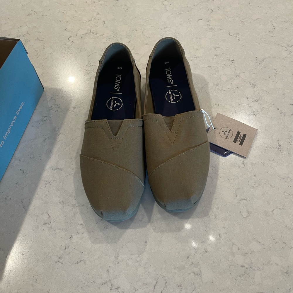 TOM’S shoes, size 9